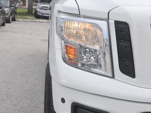Used 2018 Nissan Titan SV w/ SV Convenience Package RWD image 31