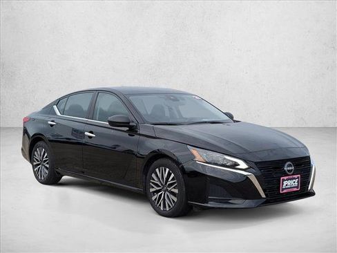 Used 2025 Nissan Altima 2.5 SV FWD image 3