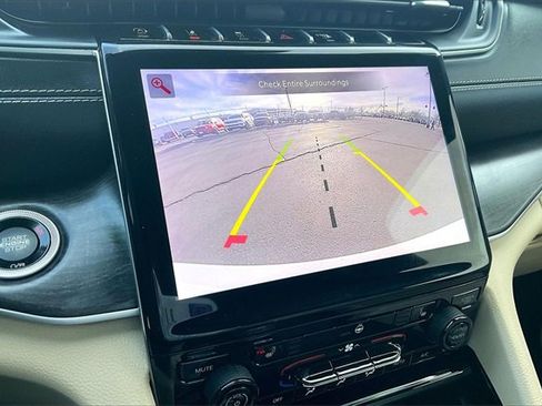 Used 2023 Jeep Grand Cherokee Limited image 23