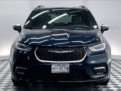 Used 2022 Chrysler Pacifica Pinnacle FWD image 2