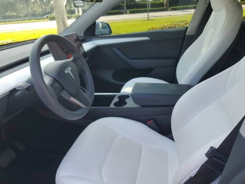 Used 2024 Tesla Model Y Long Range RWD image 22