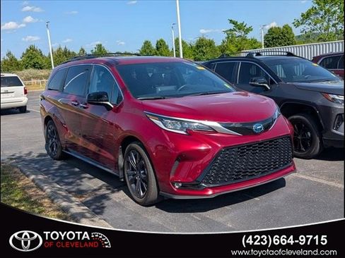 Used 2022 Toyota Sienna XSE image 1