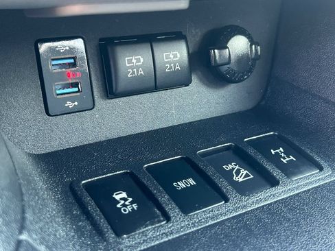 Used 2017 Toyota Highlander Limited AWD/4WD image 17