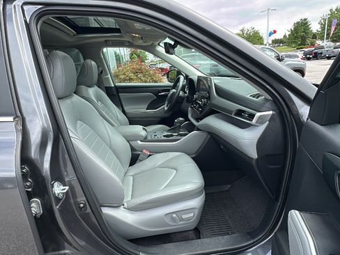 Used 2023 Toyota Highlander XLE FWD image 25