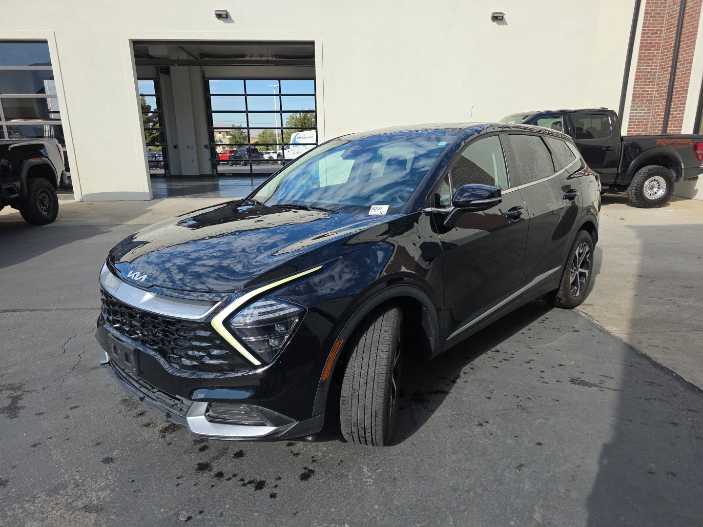 Used 2024 Kia Sportage EX FWD image 3