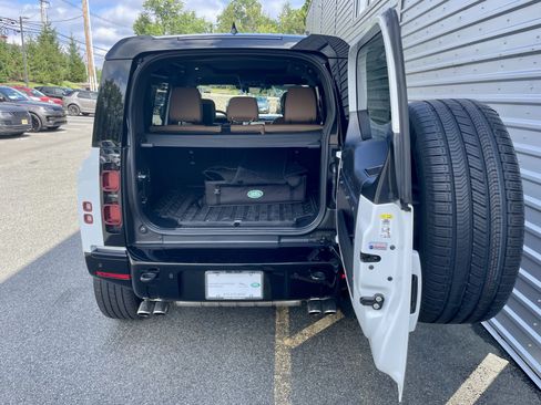Certified 2025 Land Rover Defender 110 X-Dynamic SE AWD/4WD image 36