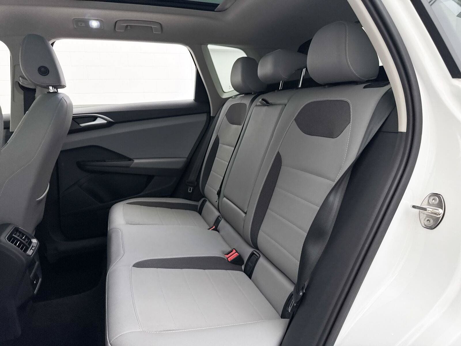 Used 2023 Volkswagen Taos SE w/ Panoramic Sunroof Package FWD image 28
