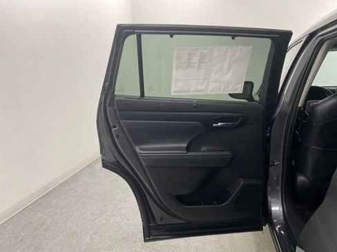 Used 2022 Toyota Highlander XLE image 28