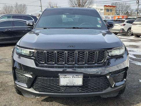 Used 2023 Jeep Grand Cherokee Altitude image 2