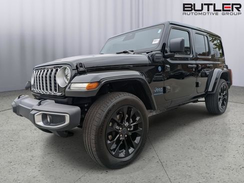 Used 2025 Jeep Wrangler Unlimited Sahara w/ Safety Group AWD/4WD image 1