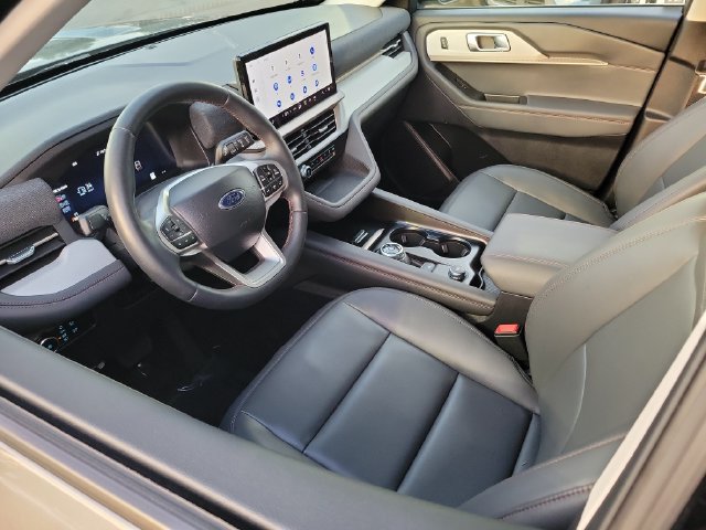 Used 2025 Ford Explorer Active w/ Active Comfort Package RWD image 3