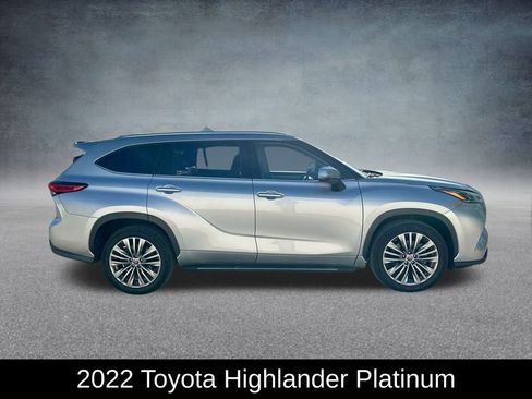 Used 2022 Toyota Highlander Platinum image 3
