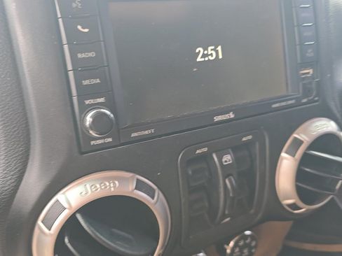 Used 2017 Jeep Wrangler Unlimited Rubicon w/ Connectivity Group AWD/4WD image 13