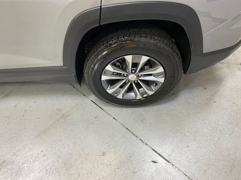 Used 2026 Chevrolet Equinox LT FWD image 12