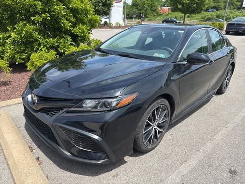 Used 2021 Toyota Camry SE w/ Cold Weather Package FWD image 1