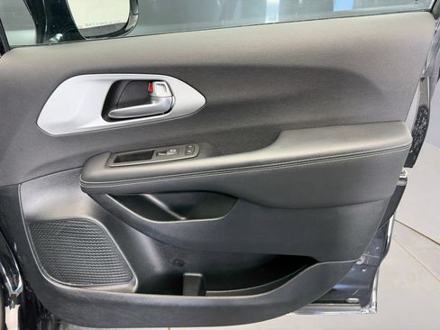 Used 2025 Chrysler Pacifica Limited FWD image 47