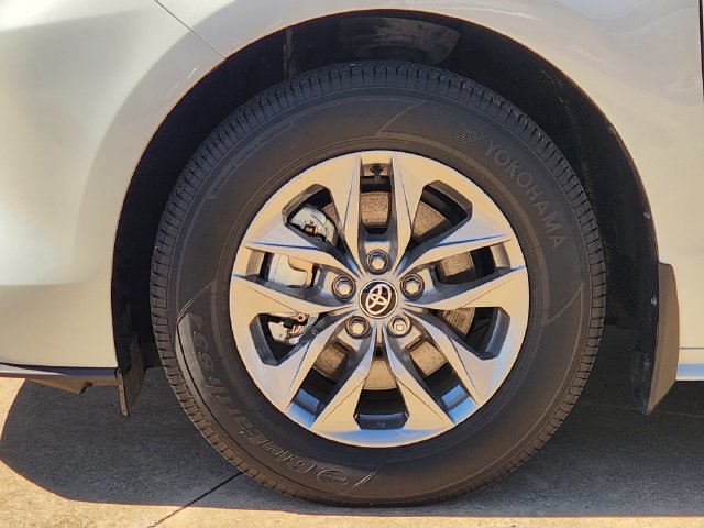 Used 2026 Toyota Sienna XLE FWD image 8