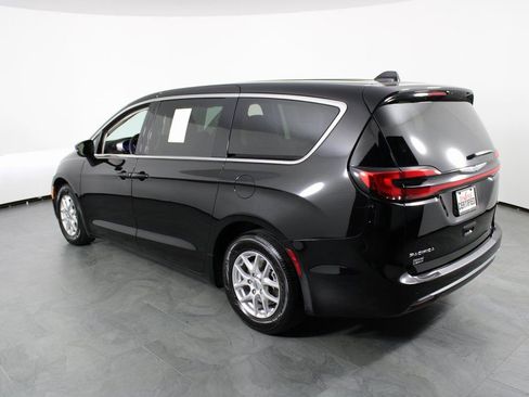 Used 2024 Chrysler Pacifica Touring-L image 3