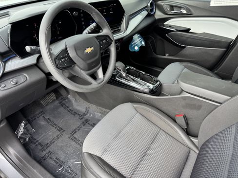 Used 2025 Chevrolet Trax LT image 9