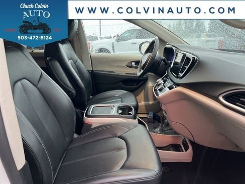 Used 2024 Chrysler Pacifica Touring-L image 25