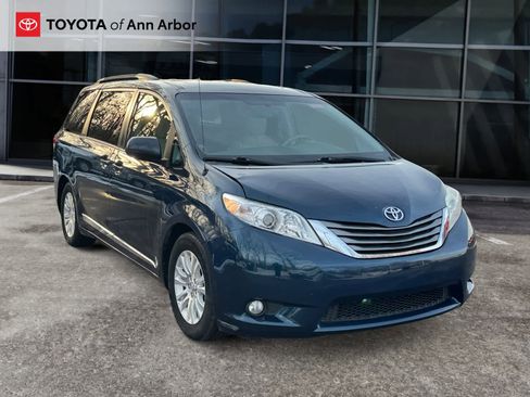 Used 2012 Toyota Sienna XLE image 1