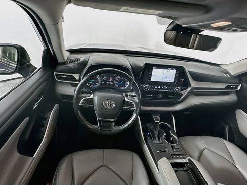 Used 2022 Toyota Highlander XLE AWD/4WD image 19