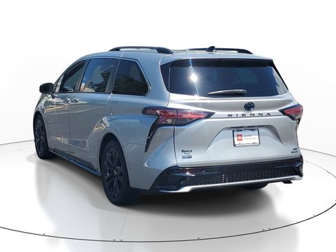 Certified 2023 Toyota Sienna XSE FWD image 4