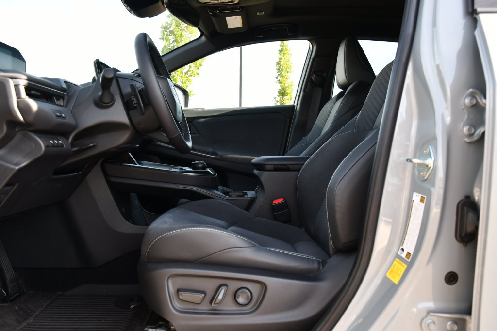 Used 2026 Toyota C-HR AWD/4WD image 16