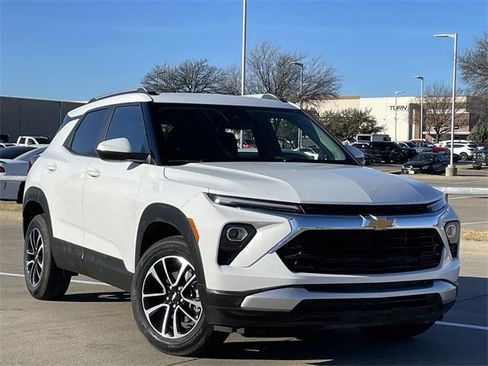 Used 2025 Chevrolet TrailBlazer LT image 2