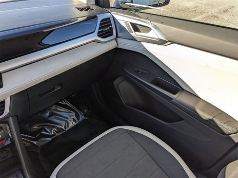 Certified 2025 Volkswagen Taos SE image 16