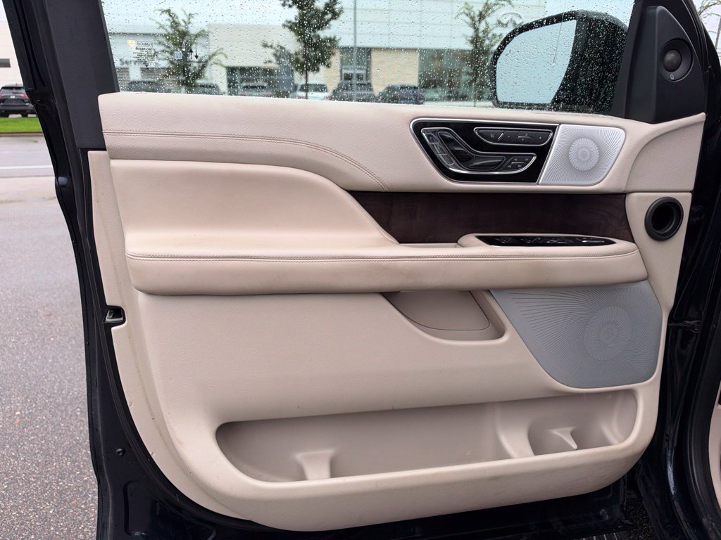 Used 2021 Lincoln Navigator L Reserve w/ Luxury Package AWD/4WD image 9