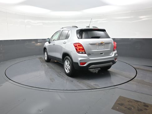 Used 2022 Chevrolet Trax LT w/ LT Convenience Package image 5