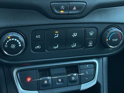 Used 2024 GMC Terrain SLE image 32