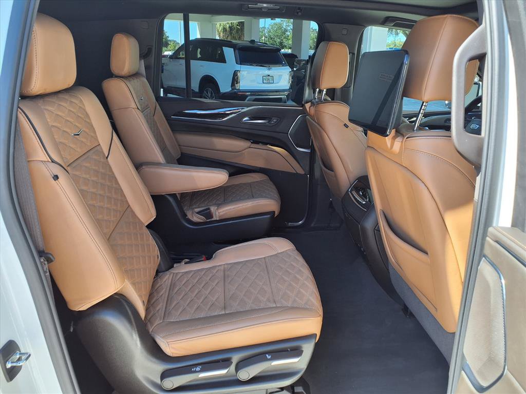 Used 2023 Cadillac Escalade ESV Premium Luxury AWD/4WD image 13