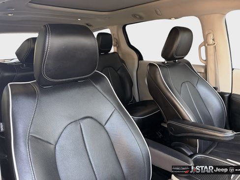 Used 2023 Chrysler Pacifica Limited FWD image 13