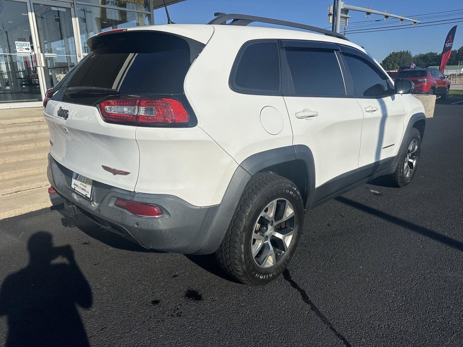 Used 2017 Jeep Cherokee Trailhawk AWD/4WD image 11