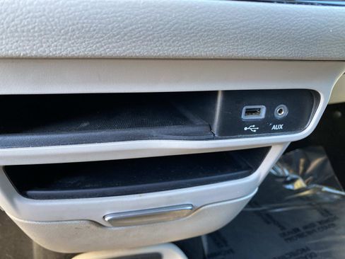 Used 2020 Chrysler Voyager L image 16