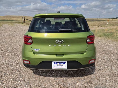 Used 2023 Hyundai Venue SE FWD image 4