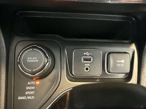 Used 2019 Jeep Cherokee Limited AWD/4WD image 18