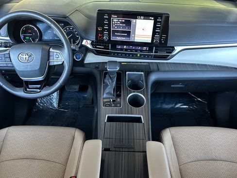 Certified 2021 Toyota Sienna Limited image 17