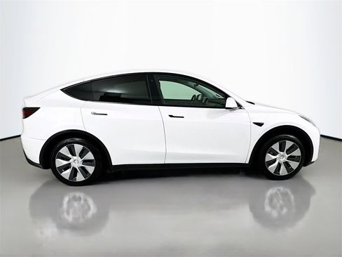 Used 2021 Tesla Model Y Standard Range image 5