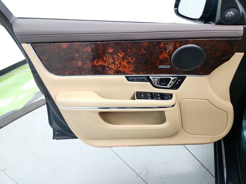 Used 2015 Jaguar XJ AWD image 23
