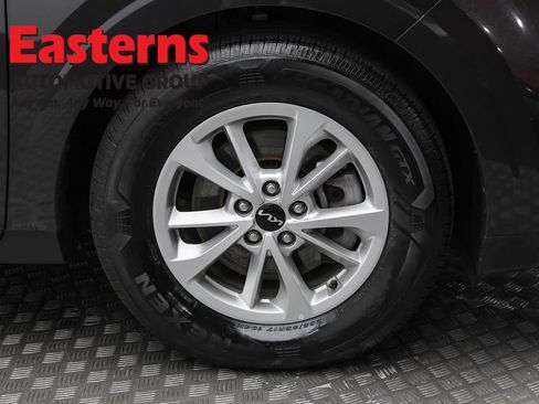 Used 2024 Kia Carnival LX image 32