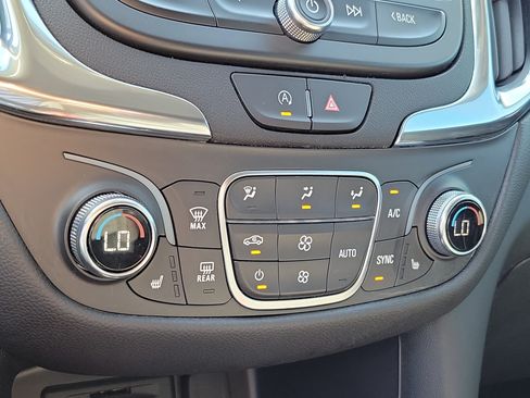Used 2024 Chevrolet Equinox LT FWD image 27