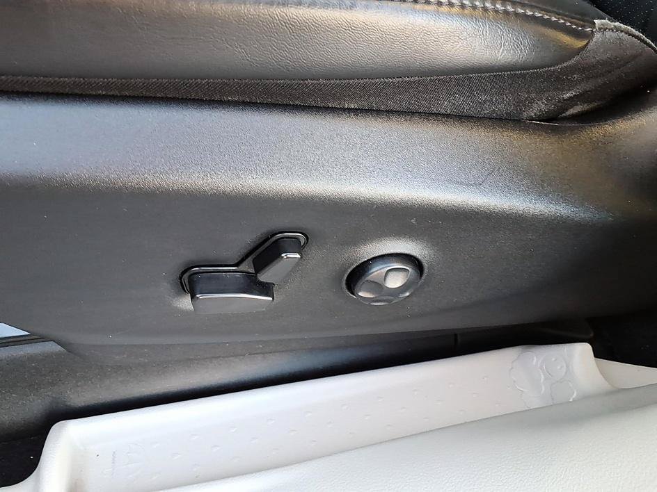 Used 2023 Chrysler Pacifica Touring-L FWD image 18