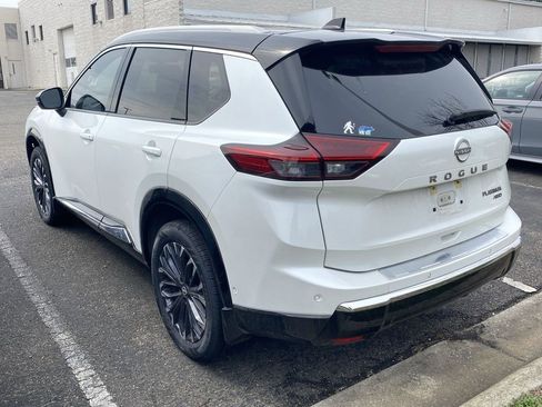 Used 2024 Nissan Rogue Platinum image 2