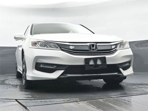 Used 2017 Honda Accord EX image 36