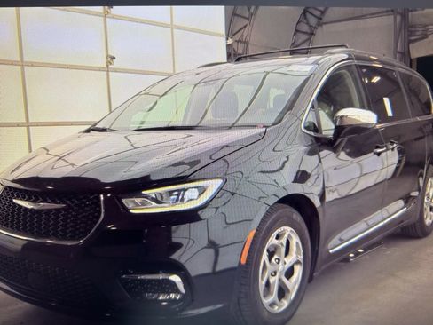 Used 2023 Chrysler Pacifica Limited image 1
