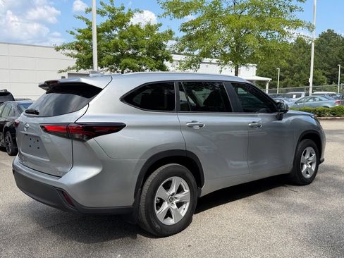 Used 2025 Toyota Highlander XLE FWD image 3