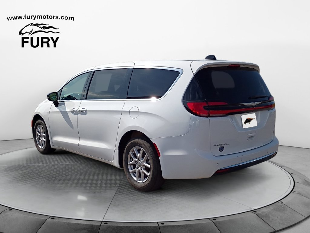 Used 2024 Chrysler Pacifica Touring-L FWD image 6